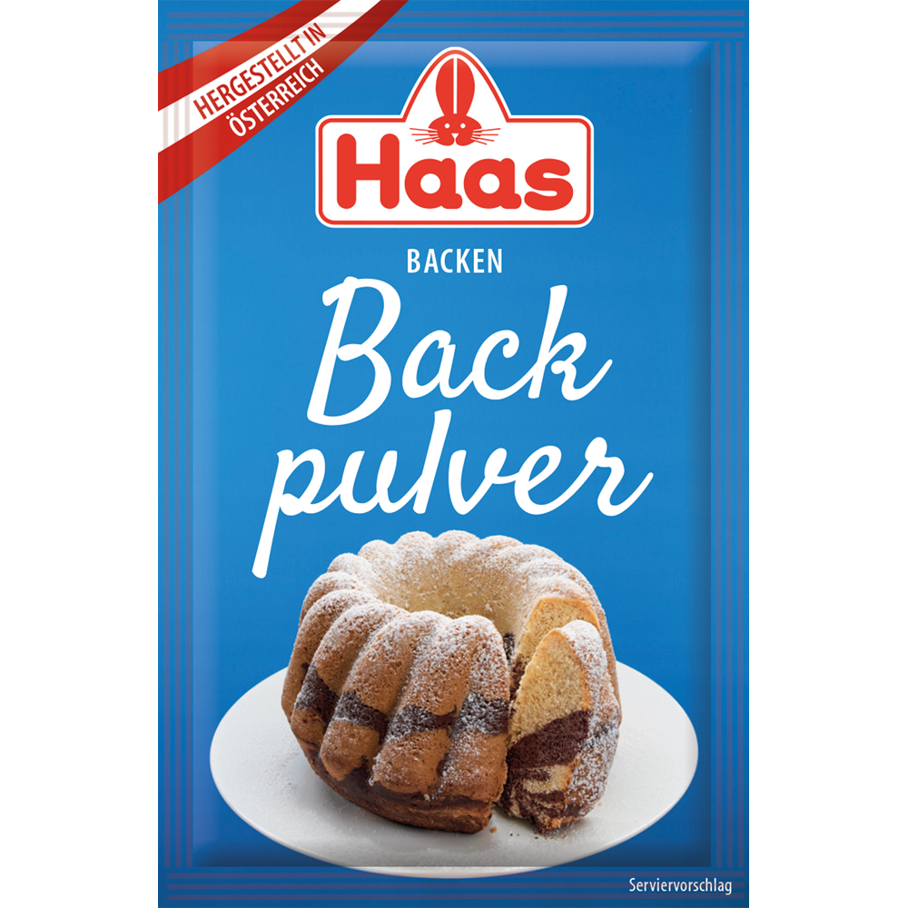 Verpackung von Haas Backpulver in Blau mit dem Haas-Logo und dem Hinweis ‚Hergestellt in Österreich‘. Abgebildet ist ein Gugelhupf mit Staubzucker als Serviervorschlag auf einem weißen Teller.